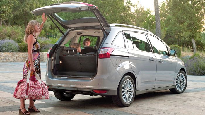 Η πρακτικότητα των Ford C-MAX και Grand C-MAX είναι δεδομένη, με τα καθίσματα των πίσω σειρών να αναδιπλώνονται ανεξάρτητα, να σηκώνονται προς τα εμπρ